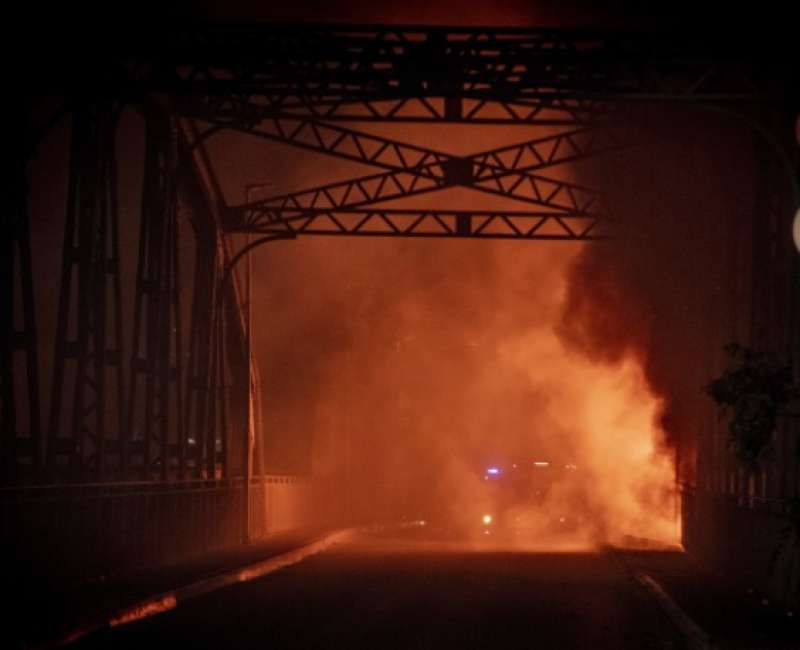 roma incendio al ponte di ferro 2