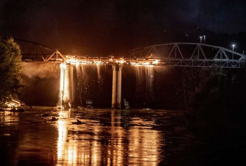 roma incendio al ponte di ferro 4