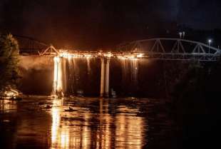 roma incendio al ponte di ferro 4