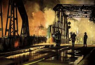 roma incendio al ponte di ferro 5