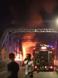 roma incendio al ponte di ferro 6