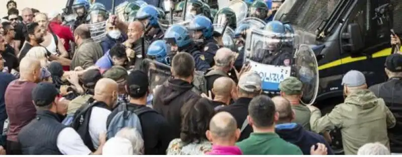 ROMA NO VAX SCONTRI CON POLIZIA