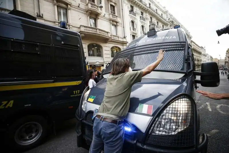 roma, scontri durante la manifestazione dei no green pass   1