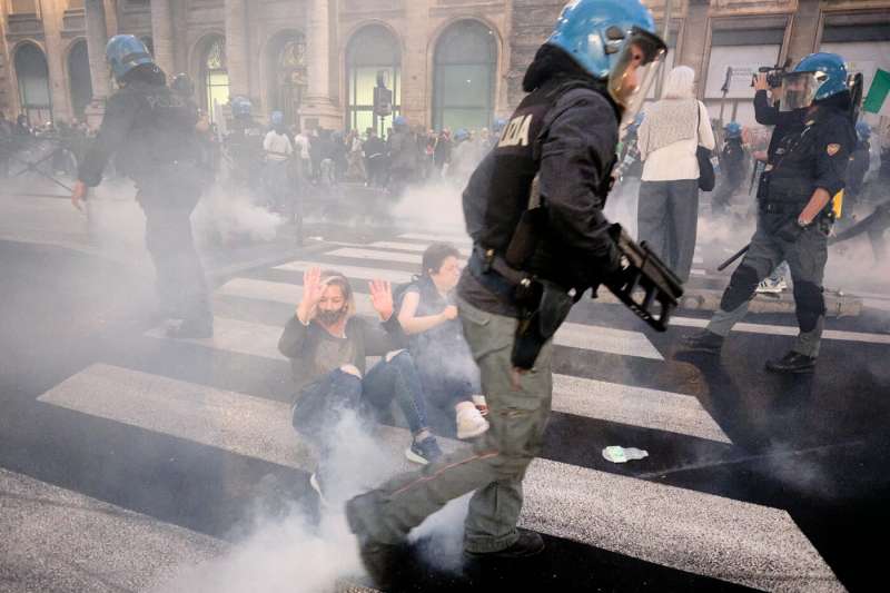 roma, scontri durante la manifestazione dei no green pass 10