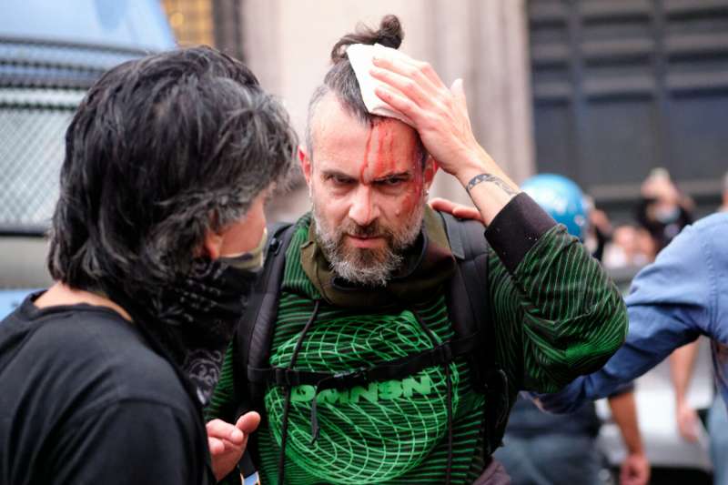 roma, scontri durante la manifestazione dei no green pass 11