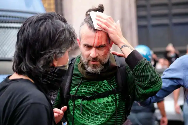 roma, scontri durante la manifestazione dei no green pass   11