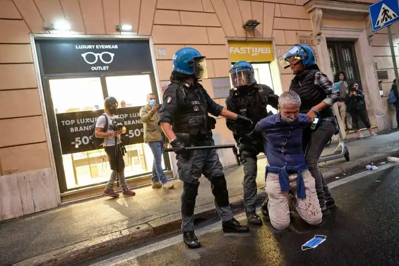 roma, scontri durante la manifestazione dei no green pass   12