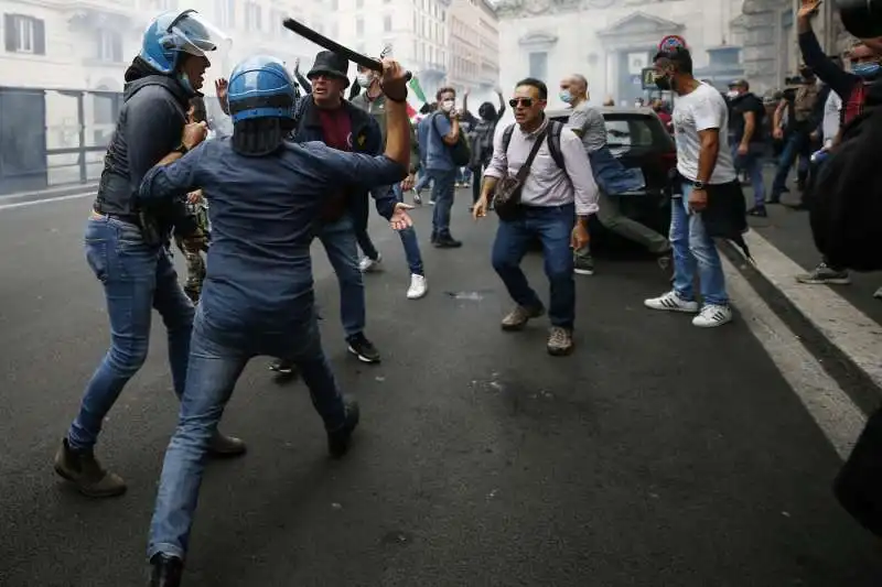 roma, scontri durante la manifestazione dei no green pass   13