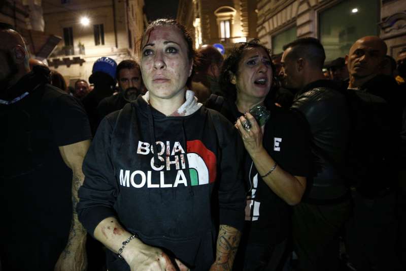 roma, scontri durante la manifestazione dei no green pass 6