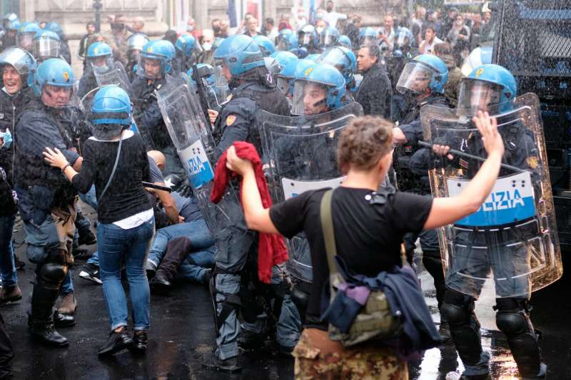 roma, scontri durante la manifestazione dei no green pass 8