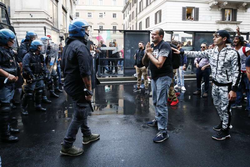 roma, scontri durante la manifestazione dei no green pass 9