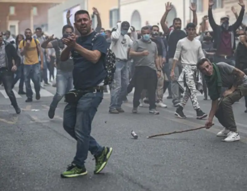 ROMA SCONTRI MANIFESTAZIONE NO VAX