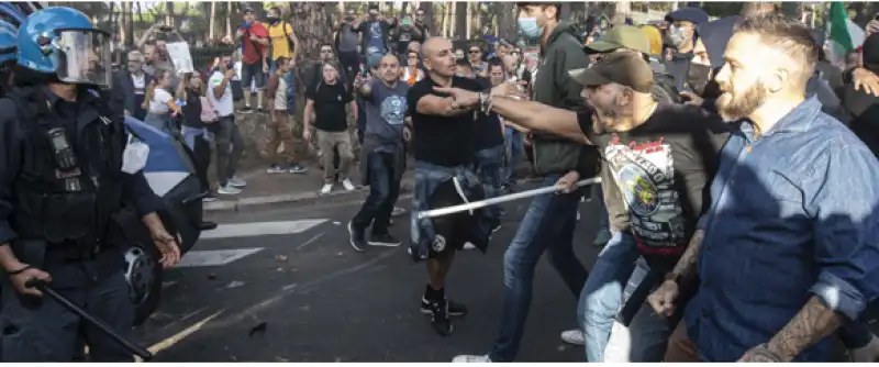 ROMA SCONTRI MANIFESTAZIONE NO VAX