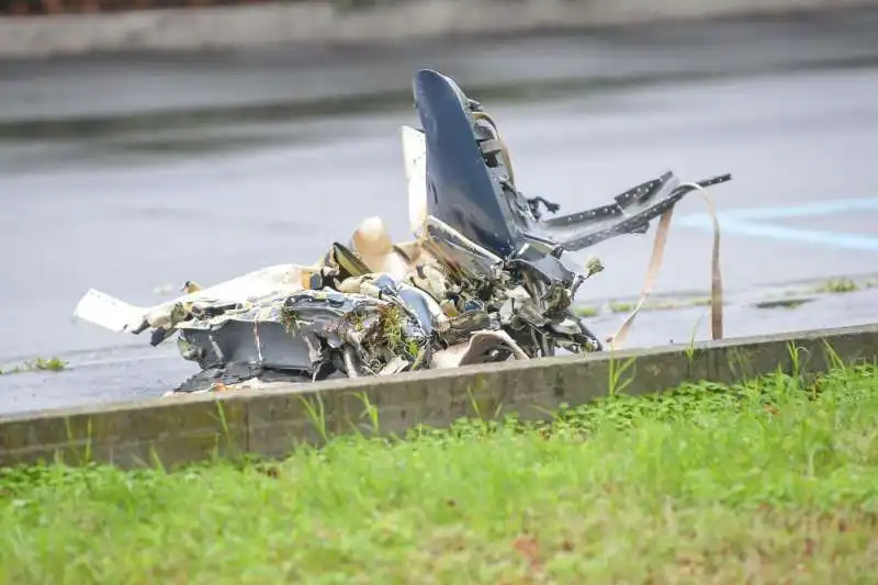 san donato milanese   aereo precipita su una palazzina   1