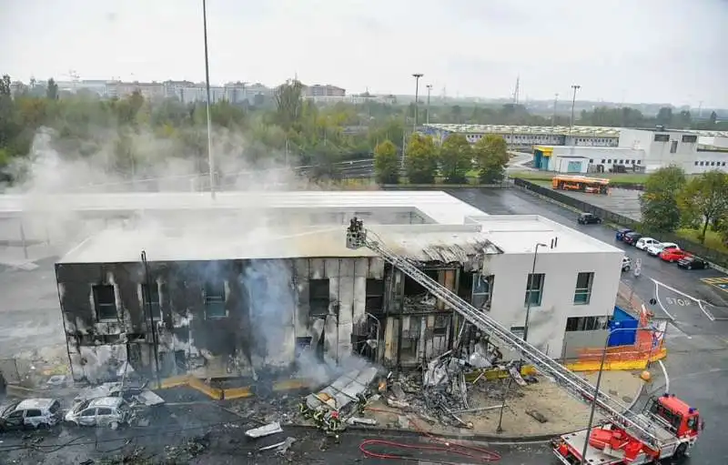 san donato milanese   aereo precipita su una palazzina    1