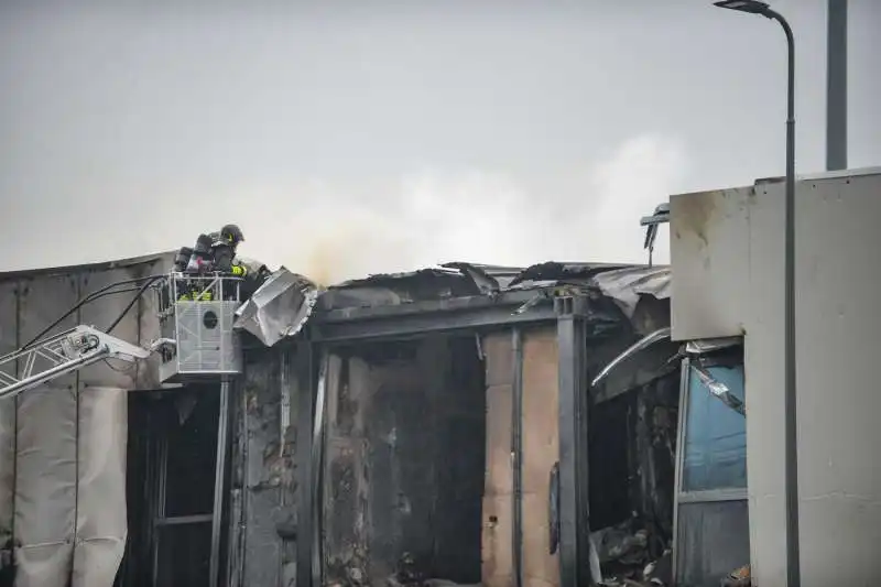 san donato milanese   aereo precipita su una palazzina   10