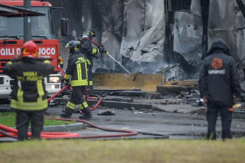 san donato milanese aereo precipita su una palazzina 11