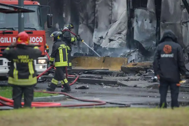 san donato milanese   aereo precipita su una palazzina   11