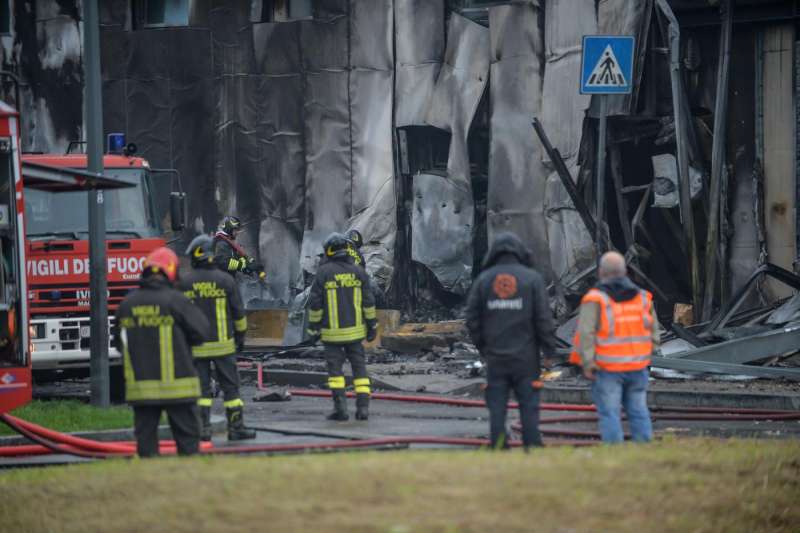 san donato milanese aereo precipita su una palazzina 12