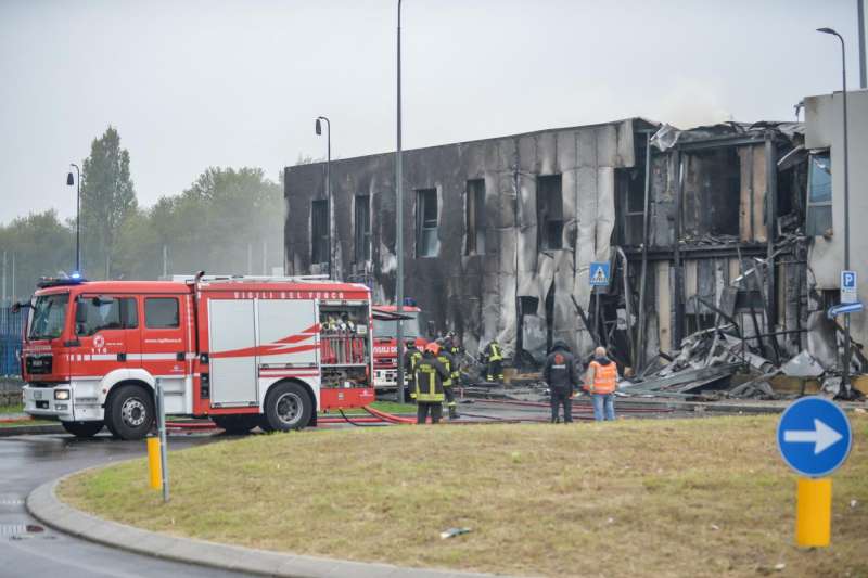 san donato milanese aereo precipita su una palazzina 13