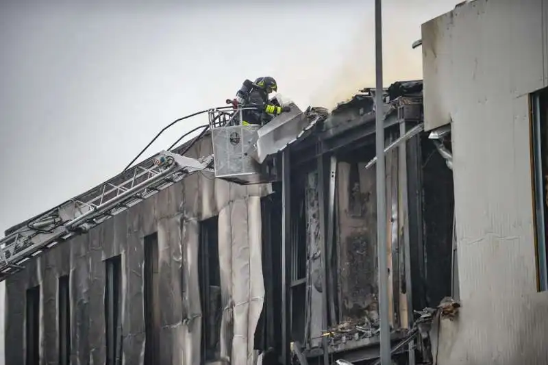 san donato milanese   aereo precipita su una palazzina   14