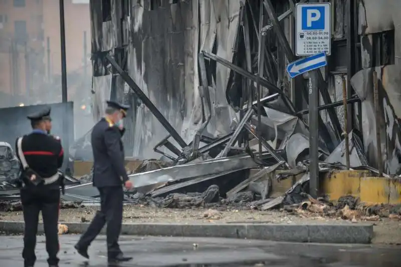 san donato milanese   aereo precipita su una palazzina   15