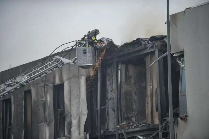 san donato milanese   aereo precipita su una palazzina   16