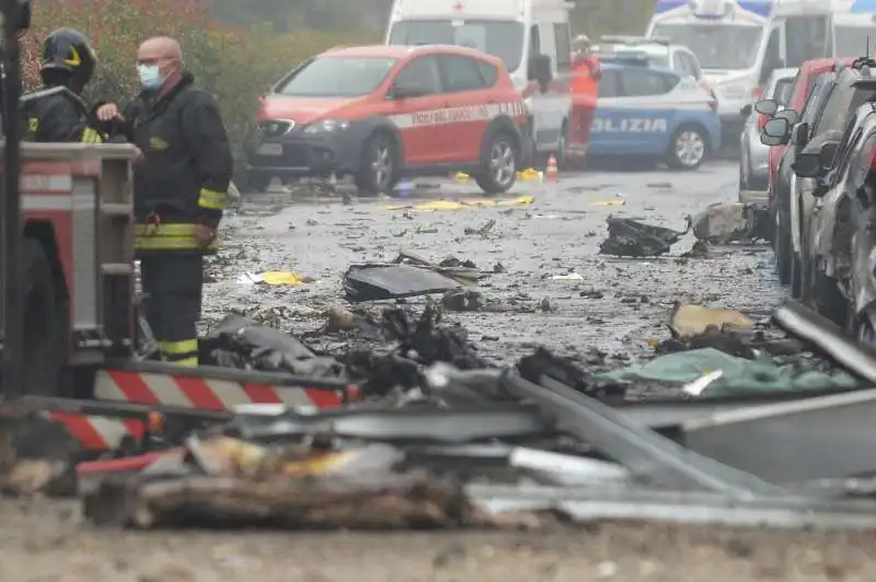 san donato milanese   aereo precipita su una palazzina   2