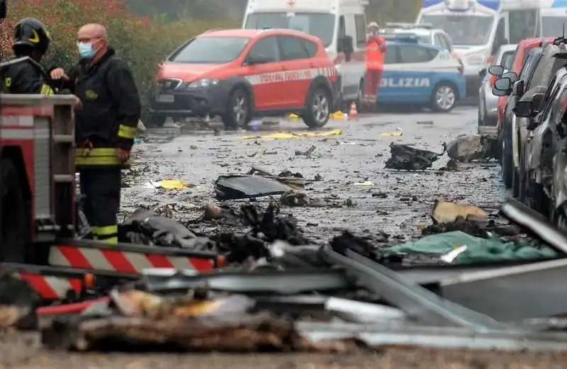 san donato milanese   aereo precipita su una palazzina    2