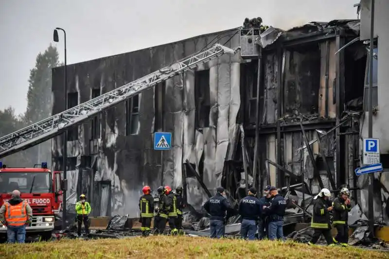 san donato milanese   aereo precipita su una palazzina   3