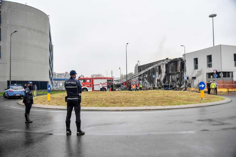 san donato milanese aereo precipita su una palazzina 4