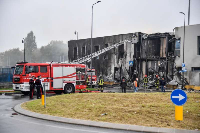 san donato milanese aereo precipita su una palazzina 5