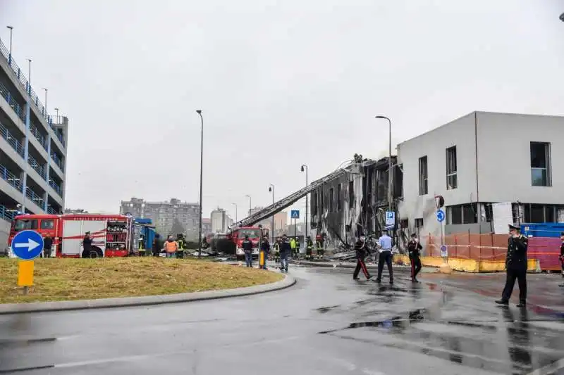 san donato milanese   aereo precipita su una palazzina   6