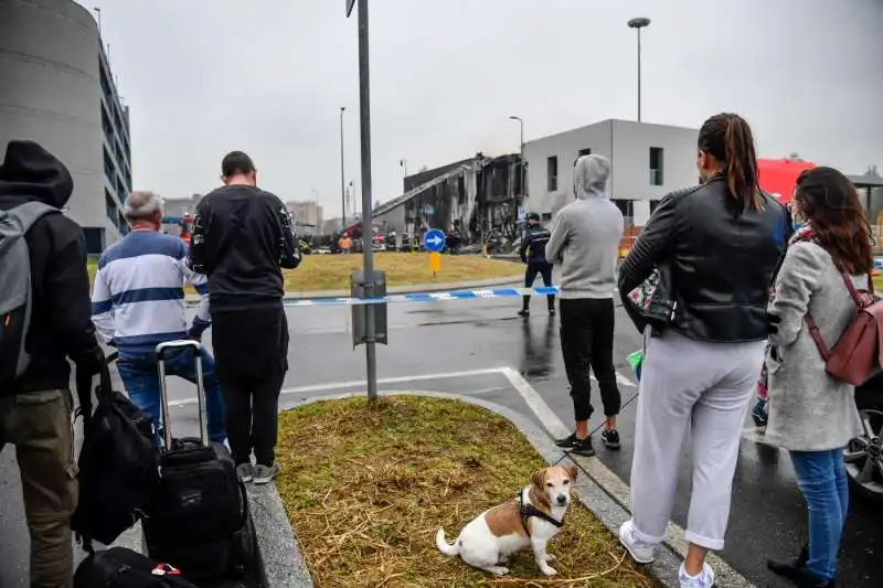 san donato milanese   aereo precipita su una palazzina   7