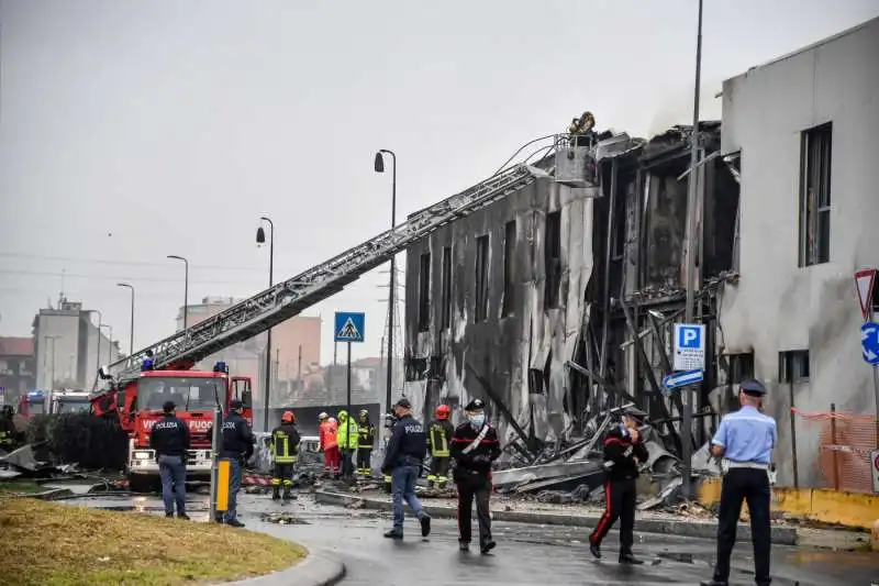 san donato milanese   aereo precipita su una palazzina   8