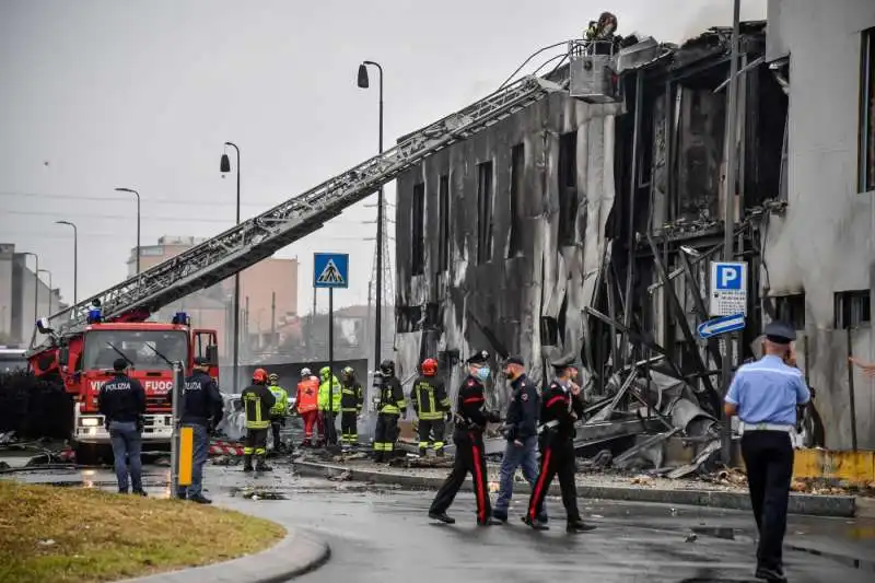 san donato milanese   aereo precipita su una palazzina   9