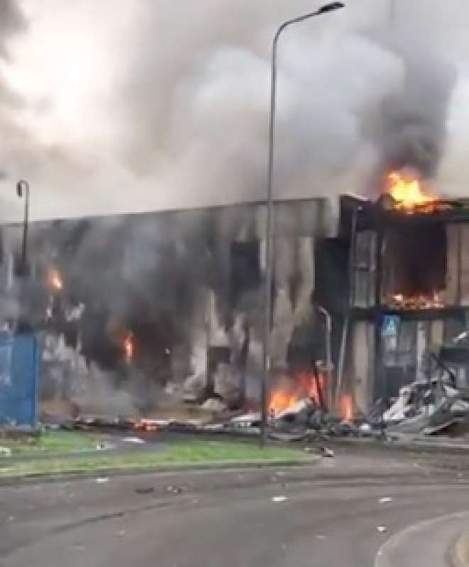 san donato milanese aereo ultraleggero precipita su un edificio e prende fuoco 1