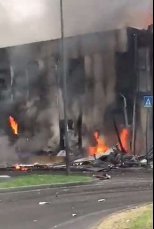 san donato milanese aereo ultraleggero precipita su un edificio e prende fuoco 2