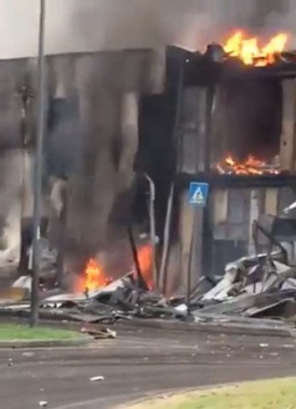 san donato milanese aereo ultraleggero precipita su un edificio e prende fuoco 3