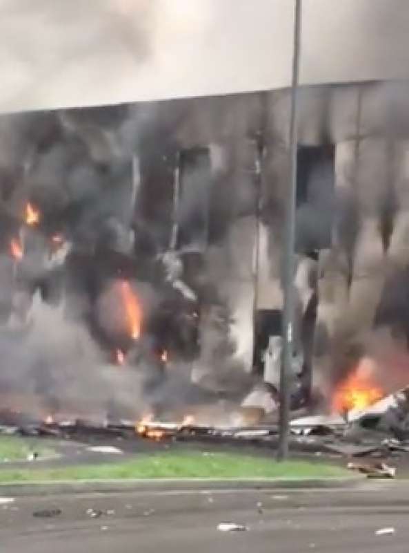 san donato milanese aereo ultraleggero precipita su un edificio e prende fuoco 4