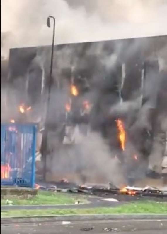 san donato milanese aereo ultraleggero precipita su un edificio e prende fuoco 5