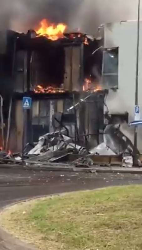 san donato milanese aereo ultraleggero precipita su un edificio e prende fuoco 6