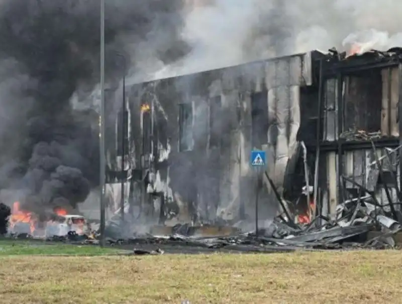 san donato milanese   aereo ultraleggero precipita su un edificio e prende fuoco   7