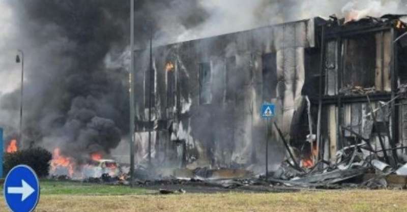 san donato milanese aereo ultraleggero precipita su un edificio e prende fuoco 8