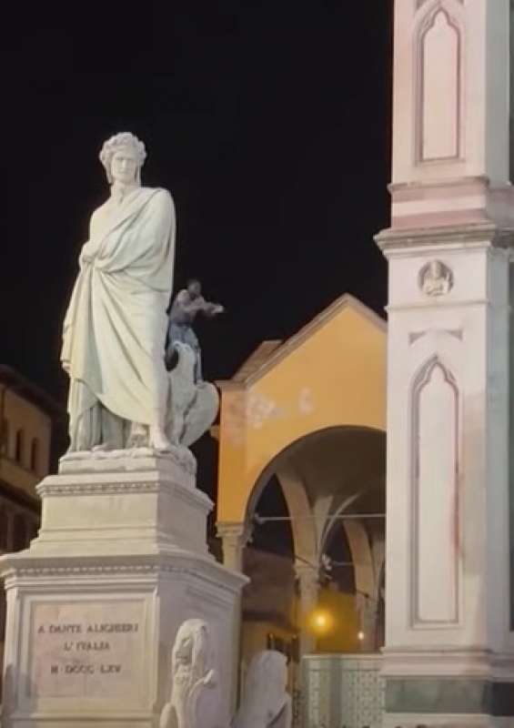 senegalese si arrampica su statua dante a firenze 1