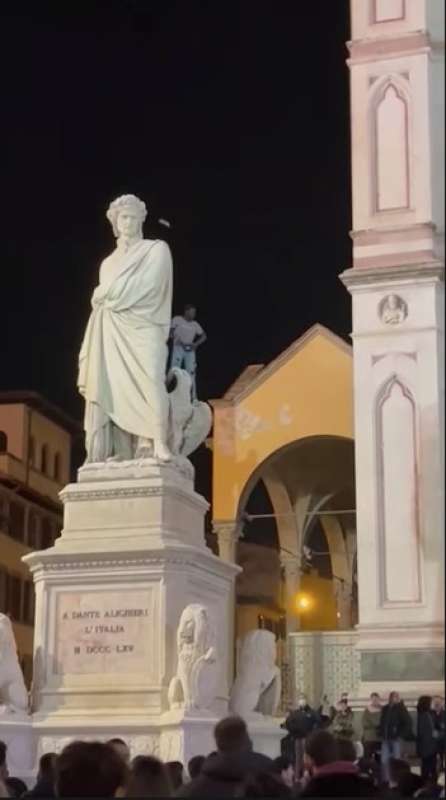 senegalese si arrampica su statua dante a firenze 10