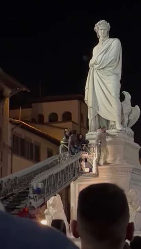 senegalese si arrampica su statua dante a firenze 2