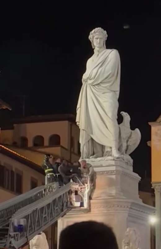 senegalese si arrampica su statua dante a firenze 3