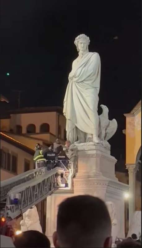 senegalese si arrampica su statua dante a firenze 4