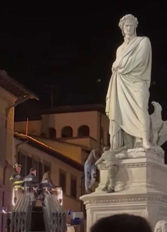 senegalese si arrampica su statua dante a firenze 6